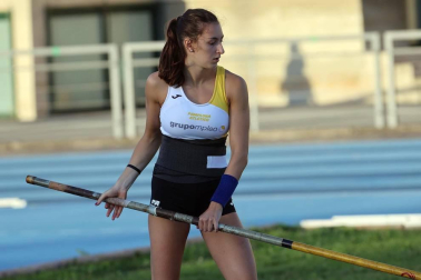 La primera jornada del campeonato navarro absoluto de atletismo se disputó este sábado en las pistas de Larrabide. Las diferentes pruebas tuvieron que disputarse a puerta cerrada debido a las medidas de seguridad por la pandemia del coronavirus.