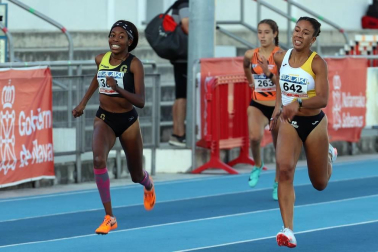 La primera jornada del campeonato navarro absoluto de atletismo se disputó este sábado en las pistas de Larrabide. Las diferentes pruebas tuvieron que disputarse a puerta cerrada debido a las medidas de seguridad por la pandemia del coronavirus.
