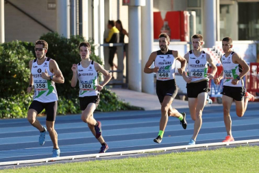 La primera jornada del campeonato navarro absoluto de atletismo se disputó este sábado en las pistas de Larrabide. Las diferentes pruebas tuvieron que disputarse a puerta cerrada debido a las medidas de seguridad por la pandemia del coronavirus.