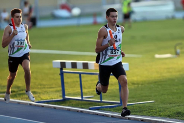 La primera jornada del campeonato navarro absoluto de atletismo se disputó este sábado en las pistas de Larrabide. Las diferentes pruebas tuvieron que disputarse a puerta cerrada debido a las medidas de seguridad por la pandemia del coronavirus.