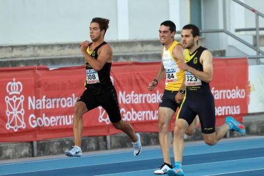 La primera jornada del campeonato navarro absoluto de atletismo se disputó este sábado en las pistas de Larrabide. Las diferentes pruebas tuvieron que disputarse a puerta cerrada debido a las medidas de seguridad por la pandemia del coronavirus.