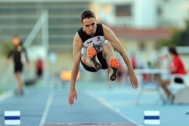 La primera jornada del campeonato navarro absoluto de atletismo se disputó este sábado en las pistas de Larrabide. Las diferentes pruebas tuvieron que disputarse a puerta cerrada debido a las medidas de seguridad por la pandemia del coronavirus.