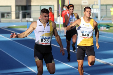 La primera jornada del campeonato navarro absoluto de atletismo se disputó este sábado en las pistas de Larrabide. Las diferentes pruebas tuvieron que disputarse a puerta cerrada debido a las medidas de seguridad por la pandemia del coronavirus.