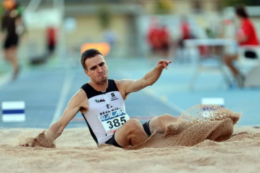 La primera jornada del campeonato navarro absoluto de atletismo se disputó este sábado en las pistas de Larrabide. Las diferentes pruebas tuvieron que disputarse a puerta cerrada debido a las medidas de seguridad por la pandemia del coronavirus.