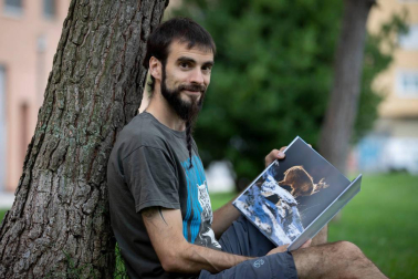 La obra del pamplonés Iñaki Larrea Rastrilla es un canto de amor por los animales y las montañas.