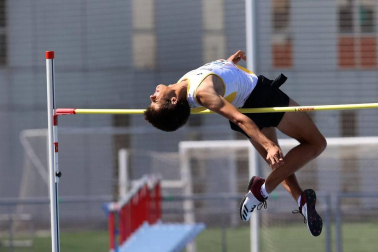 La segunda jornada del campeonato navarro absoluto de atletismo se disputó este domingoen las pistas de Larrabide. Las diferentes pruebas tuvieron que disputarse a puerta cerrada debido a las medidas de seguridad por la pandemia del coronavirus. Con esta jornada se ha puesto fin al campeonato navarro absoluto de atletismo.