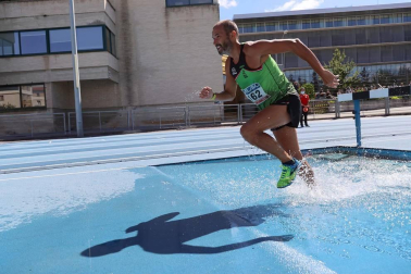 La segunda jornada del campeonato navarro absoluto de atletismo se disputó este domingoen las pistas de Larrabide. Las diferentes pruebas tuvieron que disputarse a puerta cerrada debido a las medidas de seguridad por la pandemia del coronavirus. Con esta jornada se ha puesto fin al campeonato navarro absoluto de atletismo.