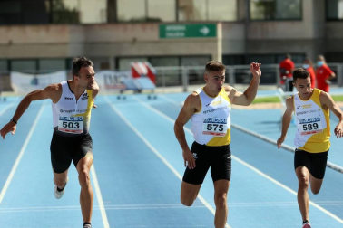 La segunda jornada del campeonato navarro absoluto de atletismo se disputó este domingoen las pistas de Larrabide. Las diferentes pruebas tuvieron que disputarse a puerta cerrada debido a las medidas de seguridad por la pandemia del coronavirus. Con esta jornada se ha puesto fin al campeonato navarro absoluto de atletismo.