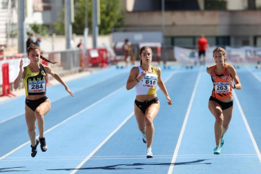 La segunda jornada del campeonato navarro absoluto de atletismo se disputó este domingoen las pistas de Larrabide. Las diferentes pruebas tuvieron que disputarse a puerta cerrada debido a las medidas de seguridad por la pandemia del coronavirus. Con esta jornada se ha puesto fin al campeonato navarro absoluto de atletismo.