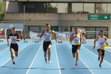 La segunda jornada del campeonato navarro absoluto de atletismo se disputó este domingoen las pistas de Larrabide. Las diferentes pruebas tuvieron que disputarse a puerta cerrada debido a las medidas de seguridad por la pandemia del coronavirus. Con esta jornada se ha puesto fin al campeonato navarro absoluto de atletismo.