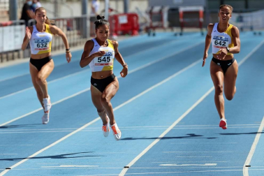 La segunda jornada del campeonato navarro absoluto de atletismo se disputó este domingoen las pistas de Larrabide. Las diferentes pruebas tuvieron que disputarse a puerta cerrada debido a las medidas de seguridad por la pandemia del coronavirus. Con esta jornada se ha puesto fin al campeonato navarro absoluto de atletismo.