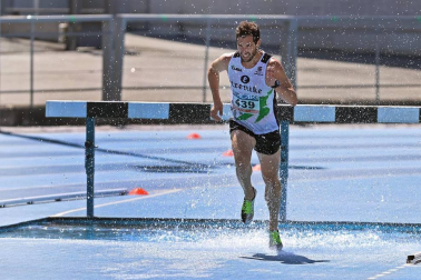 La segunda jornada del campeonato navarro absoluto de atletismo se disputó este domingoen las pistas de Larrabide. Las diferentes pruebas tuvieron que disputarse a puerta cerrada debido a las medidas de seguridad por la pandemia del coronavirus. Con esta jornada se ha puesto fin al campeonato navarro absoluto de atletismo.