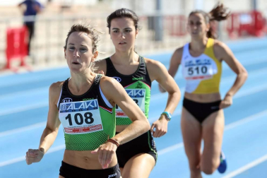 La segunda jornada del campeonato navarro absoluto de atletismo se disputó este domingoen las pistas de Larrabide. Las diferentes pruebas tuvieron que disputarse a puerta cerrada debido a las medidas de seguridad por la pandemia del coronavirus. Con esta jornada se ha puesto fin al campeonato navarro absoluto de atletismo.