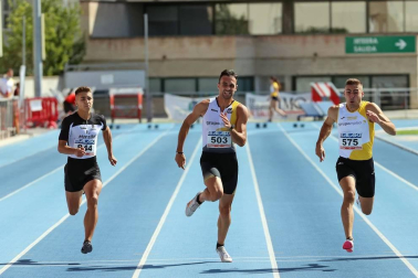 La segunda jornada del campeonato navarro absoluto de atletismo se disputó este domingoen las pistas de Larrabide. Las diferentes pruebas tuvieron que disputarse a puerta cerrada debido a las medidas de seguridad por la pandemia del coronavirus. Con esta jornada se ha puesto fin al campeonato navarro absoluto de atletismo.