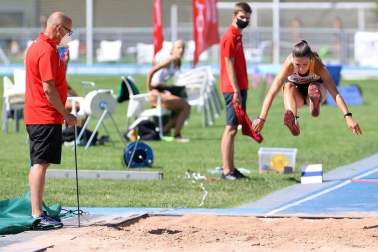 La segunda jornada del campeonato navarro absoluto de atletismo se disputó este domingoen las pistas de Larrabide. Las diferentes pruebas tuvieron que disputarse a puerta cerrada debido a las medidas de seguridad por la pandemia del coronavirus. Con esta jornada se ha puesto fin al campeonato navarro absoluto de atletismo.