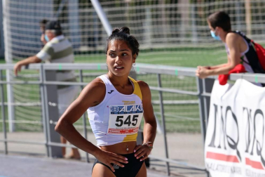 La segunda jornada del campeonato navarro absoluto de atletismo se disputó este domingoen las pistas de Larrabide. Las diferentes pruebas tuvieron que disputarse a puerta cerrada debido a las medidas de seguridad por la pandemia del coronavirus. Con esta jornada se ha puesto fin al campeonato navarro absoluto de atletismo.