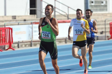 La segunda jornada del campeonato navarro absoluto de atletismo se disputó este domingoen las pistas de Larrabide. Las diferentes pruebas tuvieron que disputarse a puerta cerrada debido a las medidas de seguridad por la pandemia del coronavirus. Con esta jornada se ha puesto fin al campeonato navarro absoluto de atletismo.
