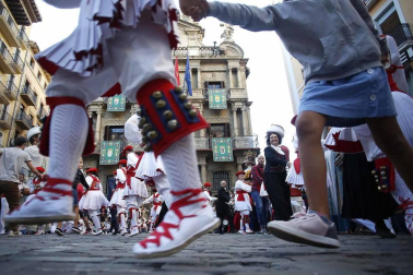 Los gigantes y cabezudos celebran el Privilegio de la Unión