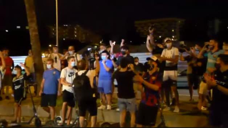 Vídeo: Decenas de aficionados culés piden a Messi que se quede ante las oficinas del club