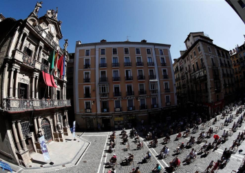 Fotos de la actuación en Pamplona de la cantaora Remedios Amaya, que ha sido la encargada de estrenar el balcón del Ayuntamiento en el marco del festival 'Flamenco on Fire'.