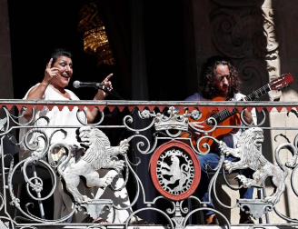 Fotos de la actuación en Pamplona de la cantaora Remedios Amaya, que ha sido la encargada de estrenar el balcón del Ayuntamiento en el marco del festival 'Flamenco on Fire'.