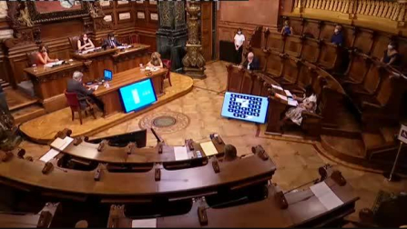 Vídeo: El Ayuntamiento de Barcelona da luz verde a la retirada de la Medalla de Oro al rey emérito