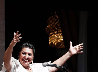 Fotos de la actuación en Pamplona de la cantaora Remedios Amaya, que ha sido la encargada de estrenar el balcón del Ayuntamiento en el marco del festival 'Flamenco on Fire'.