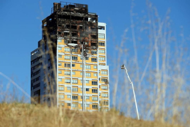 Un gran incendio devora los pisos superiores de una torre del norte de Madrid
