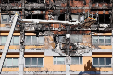 Un gran incendio devora los pisos superiores de una torre del norte de Madrid