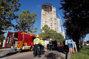 Un gran incendio devora los pisos superiores de una torre del norte de Madrid