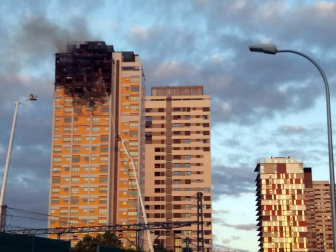 Un gran incendio devora los pisos superiores de una torre del norte de Madrid