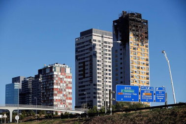 Un gran incendio devora los pisos superiores de una torre del norte de Madrid