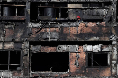 Un gran incendio devora los pisos superiores de una torre del norte de Madrid