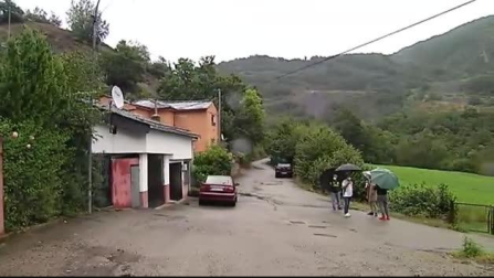 Vídeo: Un oso pardo visita a una familia en Villablino (León)
