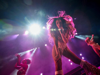 Lola Índigo devuelve la música al Navarra Arena