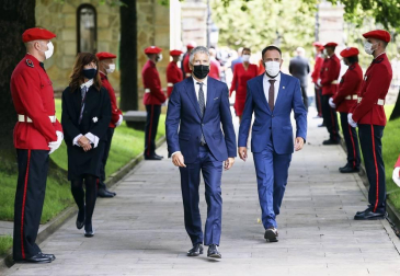 El lehendakari, Iñigo Urkullu, ha jurado su cargo este sábado ante el árbol de Gernika con mascarilla y según la ceremonia tradicional pero condicionada por las medidas anti-COVID-19.