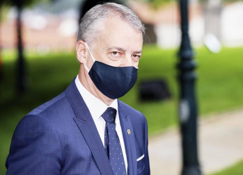El lehendakari, Iñigo Urkullu, ha jurado su cargo este sábado ante el árbol de Gernika con mascarilla y según la ceremonia tradicional pero condicionada por las medidas anti-COVID-19.