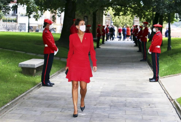 El lehendakari, Iñigo Urkullu, ha jurado su cargo este sábado ante el árbol de Gernika con mascarilla y según la ceremonia tradicional pero condicionada por las medidas anti-COVID-19.