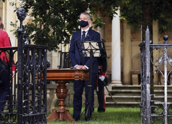 El lehendakari, Iñigo Urkullu, ha jurado su cargo este sábado ante el árbol de Gernika con mascarilla y según la ceremonia tradicional pero condicionada por las medidas anti-COVID-19.