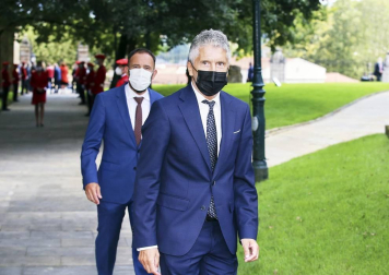 El lehendakari, Iñigo Urkullu, ha jurado su cargo este sábado ante el árbol de Gernika con mascarilla y según la ceremonia tradicional pero condicionada por las medidas anti-COVID-19.