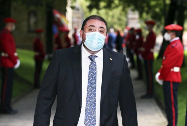 El lehendakari, Iñigo Urkullu, ha jurado su cargo este sábado ante el árbol de Gernika con mascarilla y según la ceremonia tradicional pero condicionada por las medidas anti-COVID-19.