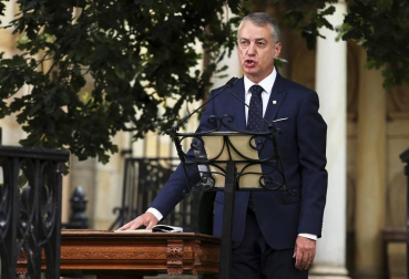 El lehendakari, Iñigo Urkullu, ha jurado su cargo este sábado ante el árbol de Gernika con mascarilla y según la ceremonia tradicional pero condicionada por las medidas anti-COVID-19.