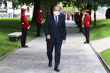 El lehendakari, Iñigo Urkullu, ha jurado su cargo este sábado ante el árbol de Gernika con mascarilla y según la ceremonia tradicional pero condicionada por las medidas anti-COVID-19.
