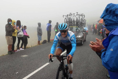 El esloveno Tadej Pogacar se impuso este domingo en la segunda etapa pirenaica del Tour de Francia por delante de su compatriota Primoz Roglic, que conquistó el maillot amarillo de líder.