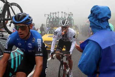 El esloveno Tadej Pogacar se impuso este domingo en la segunda etapa pirenaica del Tour de Francia por delante de su compatriota Primoz Roglic, que conquistó el maillot amarillo de líder.