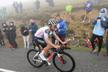 El esloveno Tadej Pogacar se impuso este domingo en la segunda etapa pirenaica del Tour de Francia por delante de su compatriota Primoz Roglic, que conquistó el maillot amarillo de líder.
