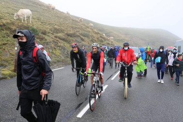 El esloveno Tadej Pogacar se impuso este domingo en la segunda etapa pirenaica del Tour de Francia por delante de su compatriota Primoz Roglic, que conquistó el maillot amarillo de líder.