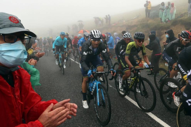 El esloveno Tadej Pogacar se impuso este domingo en la segunda etapa pirenaica del Tour de Francia por delante de su compatriota Primoz Roglic, que conquistó el maillot amarillo de líder.