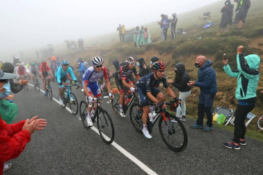El esloveno Tadej Pogacar se impuso este domingo en la segunda etapa pirenaica del Tour de Francia por delante de su compatriota Primoz Roglic, que conquistó el maillot amarillo de líder.