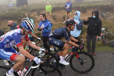 El esloveno Tadej Pogacar se impuso este domingo en la segunda etapa pirenaica del Tour de Francia por delante de su compatriota Primoz Roglic, que conquistó el maillot amarillo de líder.